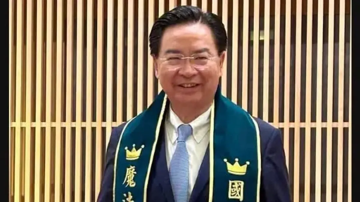 外交部日前用Threads帳號分享外交部長吳釗燮獲封「魔法部吵架王」照片。(圖/翻攝自外交部Threads)