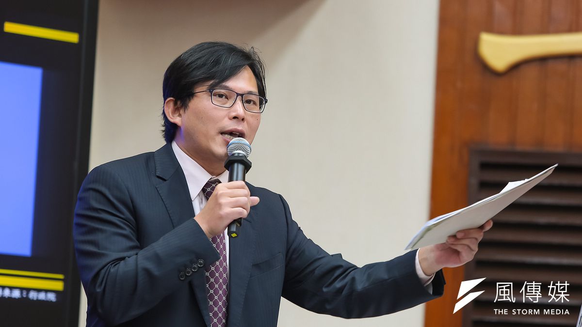 國防部去年3月未經立法院同意,挪用F16戰機預算,支應獵雷艦經費,並對外宣稱符合《預算法》第63條,但黃國昌26日怒批,「空軍F16與海軍獵雷艦,怎會在同一計畫?」(資料照,顏麟宇攝) 國防部去年3月未經立法院同意,挪用F16戰機預算,支應獵雷艦經費,並對外宣稱符合《預算法》第63條,但黃國昌26日怒批,「空軍F16與海軍獵雷艦,怎會在同一計畫?」(資料照,顏麟宇攝)