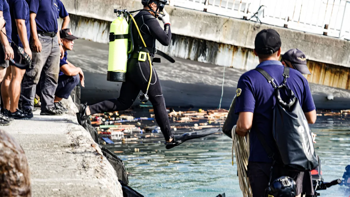宜蘭南方澳跨海大橋1日坍塌,海軍水下作業大隊人員2日下水,進行橋樑情況評估。(海軍提供)