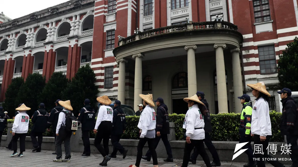 人民作主「落實民主、補正公投法」靜坐凱達格蘭大道行動下午登場,隊伍在警察陪同下,繞行總統府。(蘇仲泓攝)