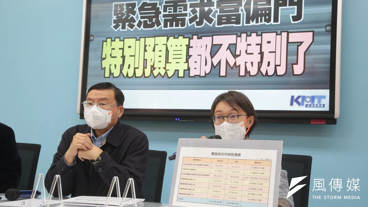 國民黨立委吳怡玎(右)、總召曾銘宗(左)等人20日召開「緊急需求當偏門,特別預算都不特別了」記者會。(顏麟宇攝)