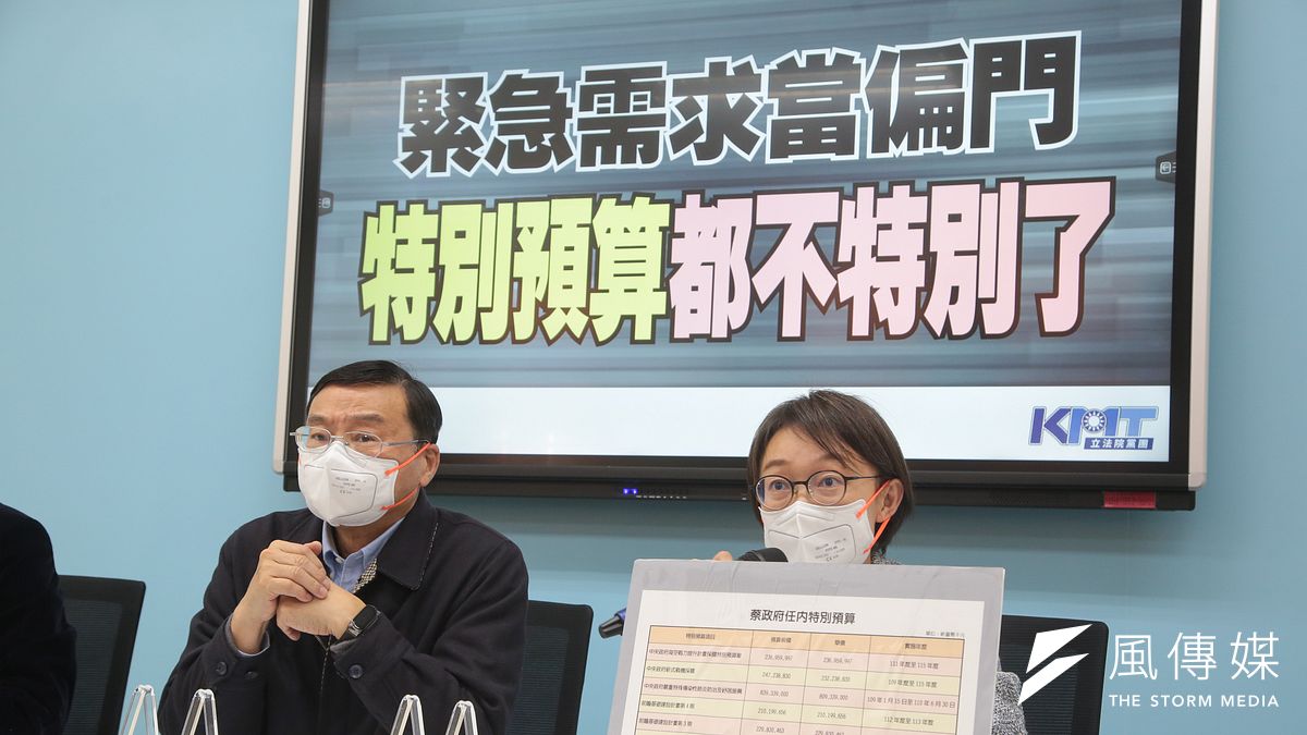 國民黨立委吳怡玎(右)、總召曾銘宗(左)等人20日召開「緊急需求當偏門,特別預算都不特別了」記者會。(顏麟宇攝) 國民黨立委吳怡玎(右)、總召曾銘宗(左)等人20日召開「緊急需求當偏門,特別預算都不特別了」記者會。(顏麟宇攝)