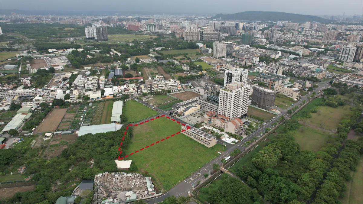 地政局第2季開發區土地標售,計有 22標封參與投標,共標出8 標10筆土地,合計標售金額 23億 2282 萬餘元,標脫率100%。(圖/地政局提供提供)