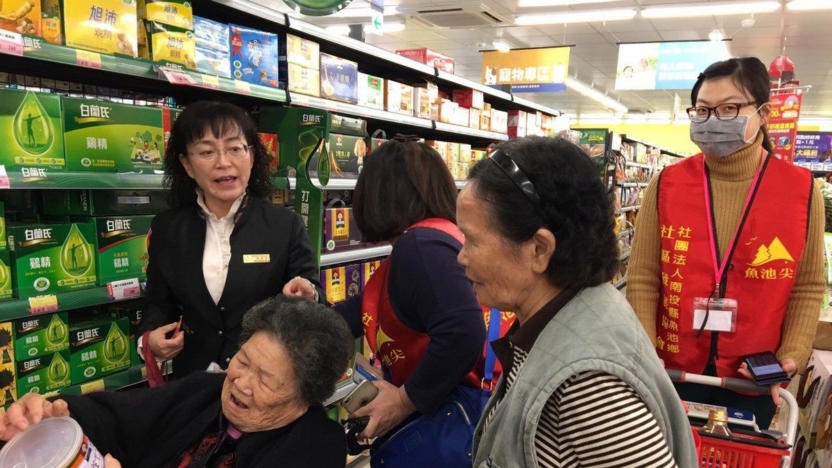 歡喜迎新年 老五老基金會攜獨老採購去 歡喜迎新年 老五老基金會攜獨老採購去