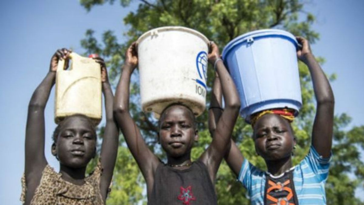 三分之二的女孩在家裡要做飯和打掃衛生,還有近一半以上要負責去打水。(BBC中文網) 三分之二的女孩在家裡要做飯和打掃衛生,還有近一半以上要負責去打水。(BBC中文網)