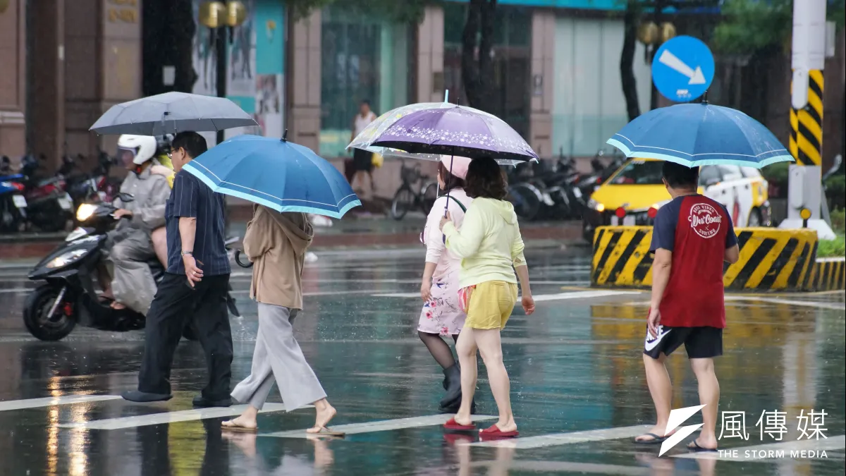 氣象局今早發布大雨特報。(資料照/盧逸峰攝)