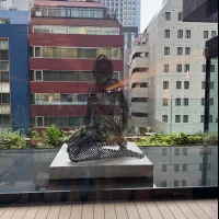 東京駅前のTOFROM YAESU TOWERにて、岩井俊二監督の物語をもとにsecca、太田琢人、加藤智大ら8組の気鋭アーティストが手掛けたパブリックアート「人魚の街」のメディア向けツアーが開催された。黃信維 東京駅前のTOFROM YAESU TOWERにて、岩井俊二監督の物語をもとにsecca、太田琢人、加藤智大ら8組の気鋭アーティストが手掛けたパブリックアート「人魚の街」のメディア向けツアーが開催された。黃信維