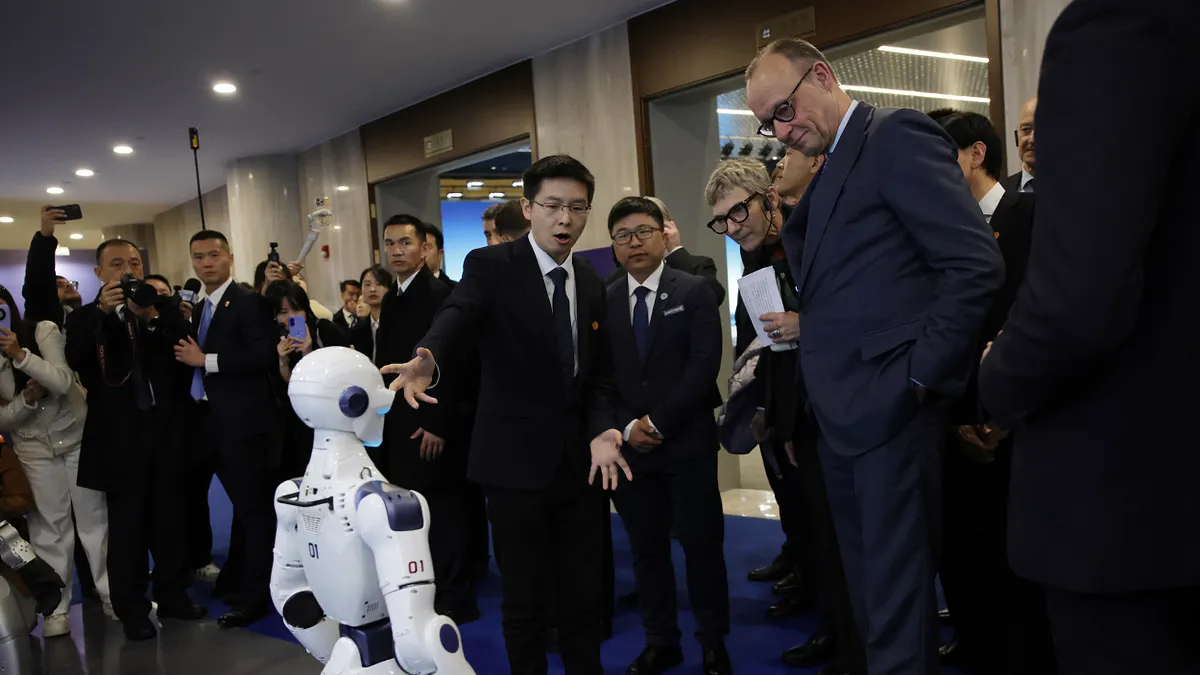 2026年2月26日,德國總理梅爾茨在杭州參訪機器人企業「宇樹科技」(Unitree Robotics)。(美聯社)