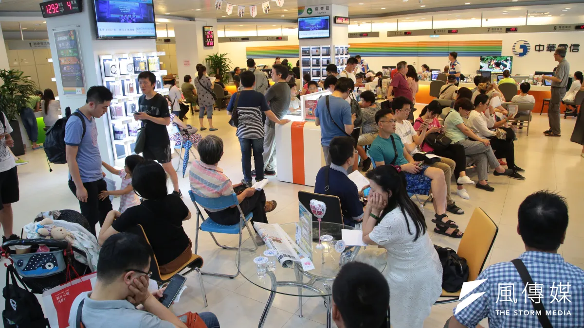 中華電信去年5月限時7天開放全民申辦499吃到飽方案,造成空前的搶辦風潮,也引發「499之亂」。(資料照,顏麟宇攝)