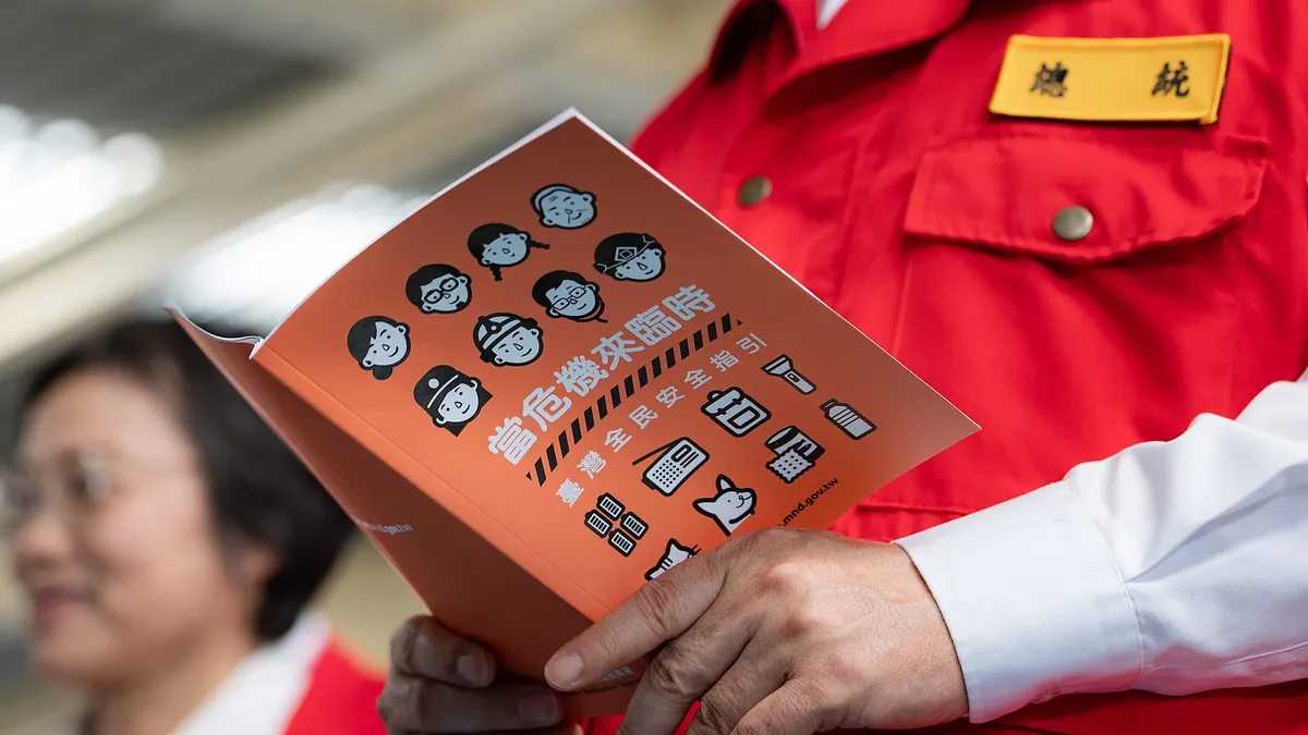 頼清徳総統が総統府全社会防衛韌性委員会による国防部委託で印刷された新版「台湾全民安全指引」手冊を閲覧する。(写真/総統府提供) 頼清徳総統が総統府全社会防衛韌性委員会による国防部委託で印刷された新版「台湾全民安全指引」手冊を閲覧する。(写真/総統府提供)