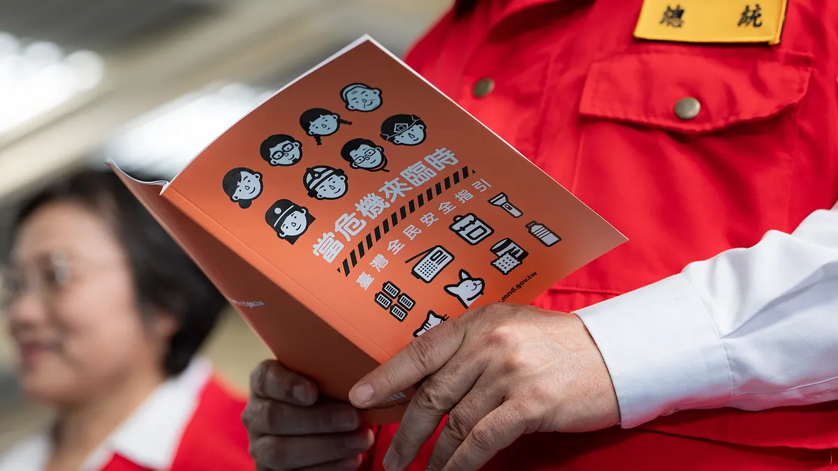 頼清徳総統が総統府全社会防衛韌性委員会による国防部委託で印刷された新版「台湾全民安全指引」手冊を閲覧する。(写真/総統府提供) 頼清徳総統が総統府全社会防衛韌性委員会による国防部委託で印刷された新版「台湾全民安全指引」手冊を閲覧する。(写真/総統府提供)