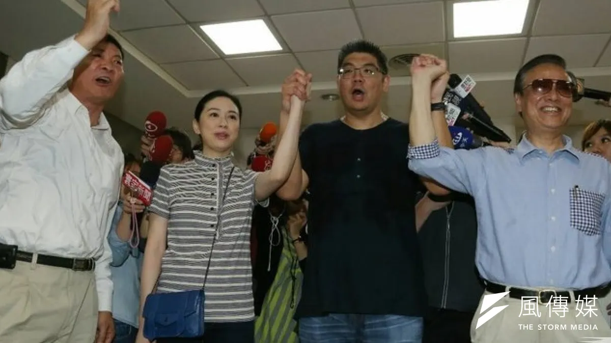 國民黨台北市黨部18日舉行台北市長黨內初選黨員投票,候選人連勝文與妻子蔡依姍在競選辦公室總顧問歐晉德(右)陪同下上午投票。(余志偉攝)