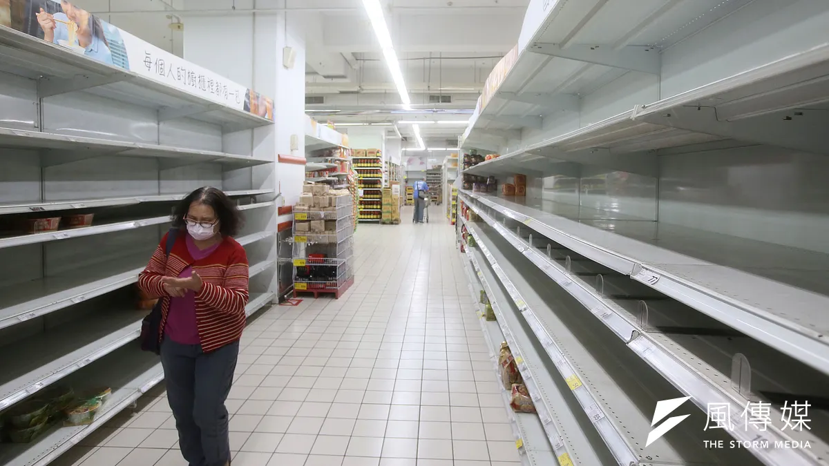 疫情之下,超市在哀鴻遍野的內需產業中逆勢突圍,今年營收可望突破2,500億元。(資料照,柯承惠攝)