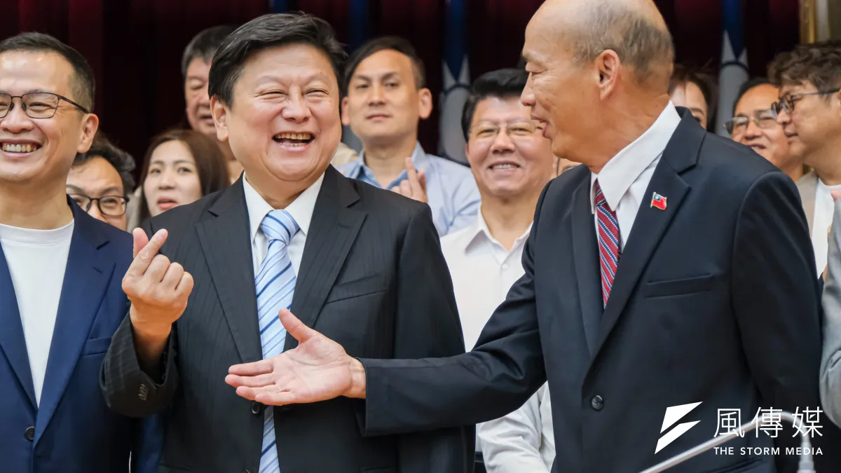 立法院長韓國瑜(右)、國民黨團總召傅崐萁(中)。(劉偉宏攝)