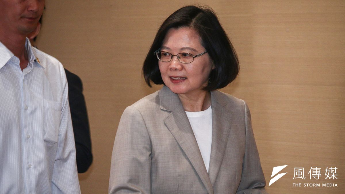 針對民進黨延後初選時程,《美麗島電子報》董事長吳子嘉(圖右)接受香港媒體《中評網》專訪時爆料「總統蔡英文豁出去了,不搞到民調贏是不會放棄的」 ,並批評民進黨的公信力蕩然無存。(資料照,蔡親傑攝) 針對民進黨延後初選時程,《美麗島電子報》董事長吳子嘉(圖右)接受香港媒體《中評網》專訪時爆料「總統蔡英文豁出去了,不搞到民調贏是不會放棄的」 ,並批評民進黨的公信力蕩然無存。(資料照,蔡親傑攝)