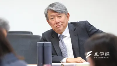 台積電董事長魏哲家與總統賴清德連袂召開記者會,澄清外界「投資美國、掏空台灣」的疑慮;然而,經濟部長郭智輝再度語出驚人地說,台積電「沒有來跟政府說這件事」。(顏麟宇攝)