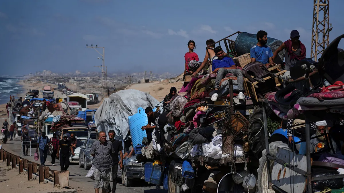 多数のガザ住民が再び家を離れ、ガザ市外へ避難を余儀なくされた。(AP通信) 多数のガザ住民が再び家を離れ、ガザ市外へ避難を余儀なくされた。(AP通信)