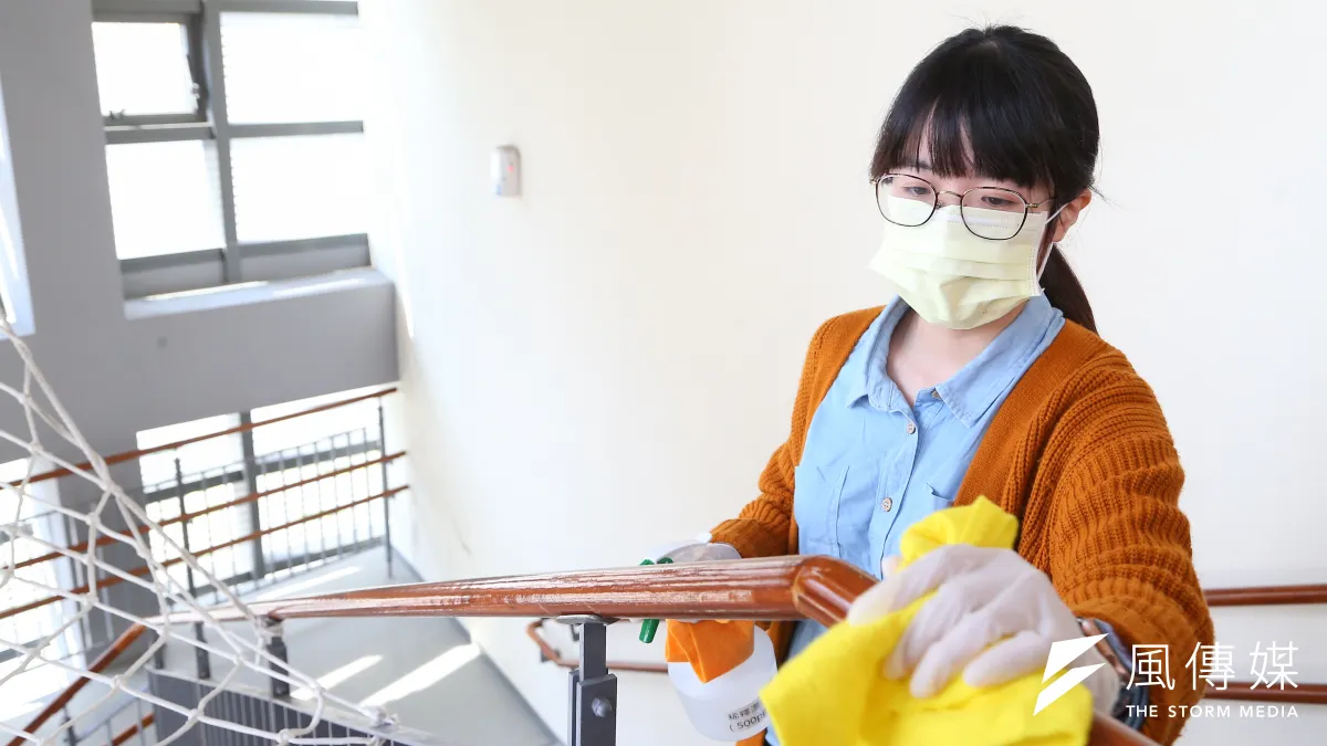 台灣兒科醫學會於校園防疫宣導記者會現場示範樓梯把手消毒狀況。(顏麟宇攝)