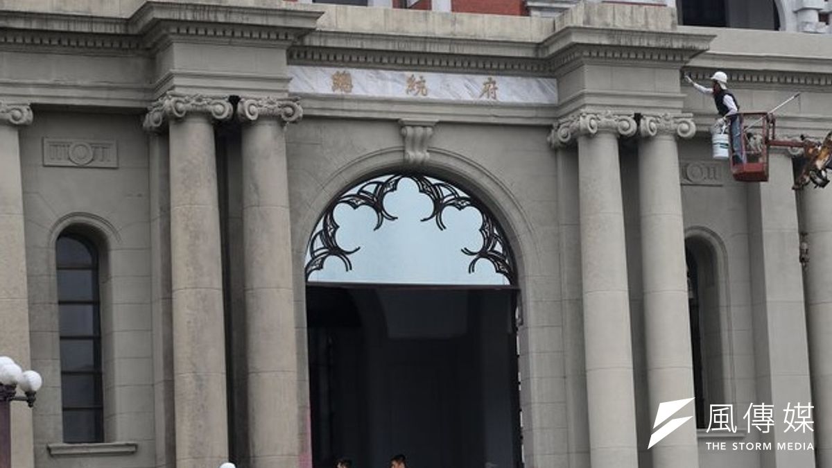 總統府受損,司法受傷;圖為被衝撞後、正由工人粉刷中的總統府。(吳逸驊攝) 總統府受損,司法受傷;圖為被衝撞後、正由工人粉刷中的總統府。(吳逸驊攝)
