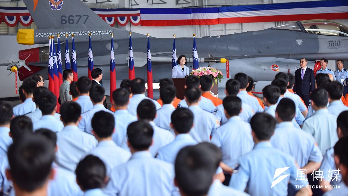 為打破軍種本位主義,並增加高階軍官對不同軍種作戰的理解,國防部打破常規,安排多批陸軍軍士官,前往空軍花蓮佳山基地洞庫參訪,並同時規劃空軍將校,搭乘海軍軍艦登太平島。圖中為總統蔡英文視導花蓮佳山基地。(資料照,總統府提供) 為打破軍種本位主義,並增加高階軍官對不同軍種作戰的理解,國防部打破常規,安排多批陸軍軍士官,前往空軍花蓮佳山基地洞庫參訪,並同時規劃空軍將校,搭乘海軍軍艦登太平島。圖中為總統蔡英文視導花蓮佳山基地。(資料照,總統府提供)