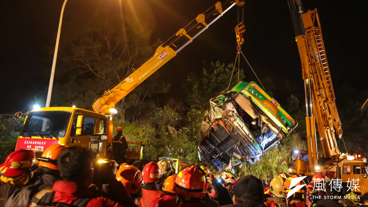 國道5號13日晚間發生遊覽車翻覆事故,目前已得知有32位民眾不幸罹難。(顏麟宇攝)