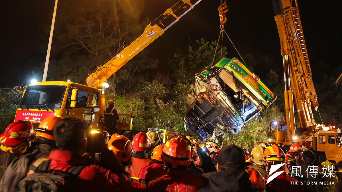 國道5號13日晚間發生遊覽車翻覆事故,目前已得知有32位民眾不幸罹難。(顏麟宇攝) 國道5號13日晚間發生遊覽車翻覆事故,目前已得知有32位民眾不幸罹難。(顏麟宇攝)