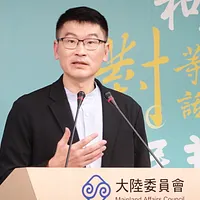 大陸委員会の梁文傑副主任委員は、中国本土の除籍証明を放棄しない限り、台湾での身分が抹消されるリスクがあると述べた。(楊騰凱撮影) 大陸委員会の梁文傑副主任委員は、中国本土の除籍証明を放棄しない限り、台湾での身分が抹消されるリスクがあると述べた。(楊騰凱撮影)