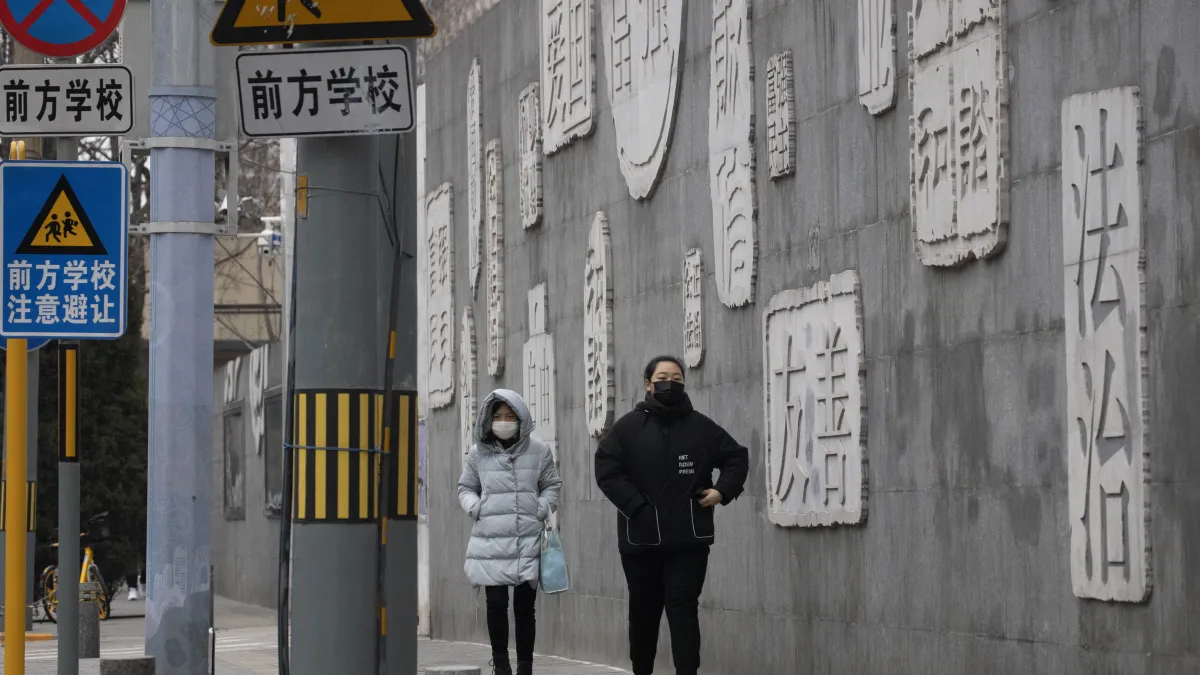 中國司法部近日發佈《外國人永久居留管理條例》(徵求意見稿),在中國社交媒體上引發各種討論。(AP)