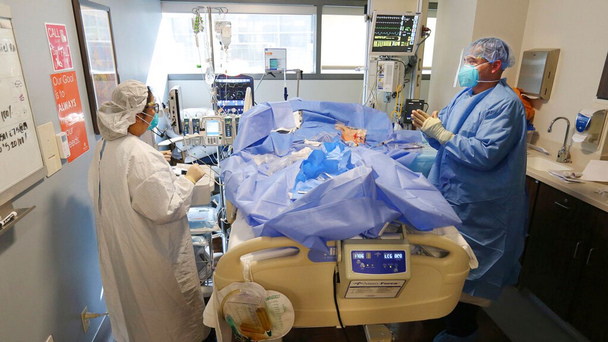 美國的新冠疫情一直沒有趨緩跡象,使得身處最前線的醫療人員承受莫大壓力。(美聯社) 美國的新冠疫情一直沒有趨緩跡象,使得身處最前線的醫療人員承受莫大壓力。(美聯社)