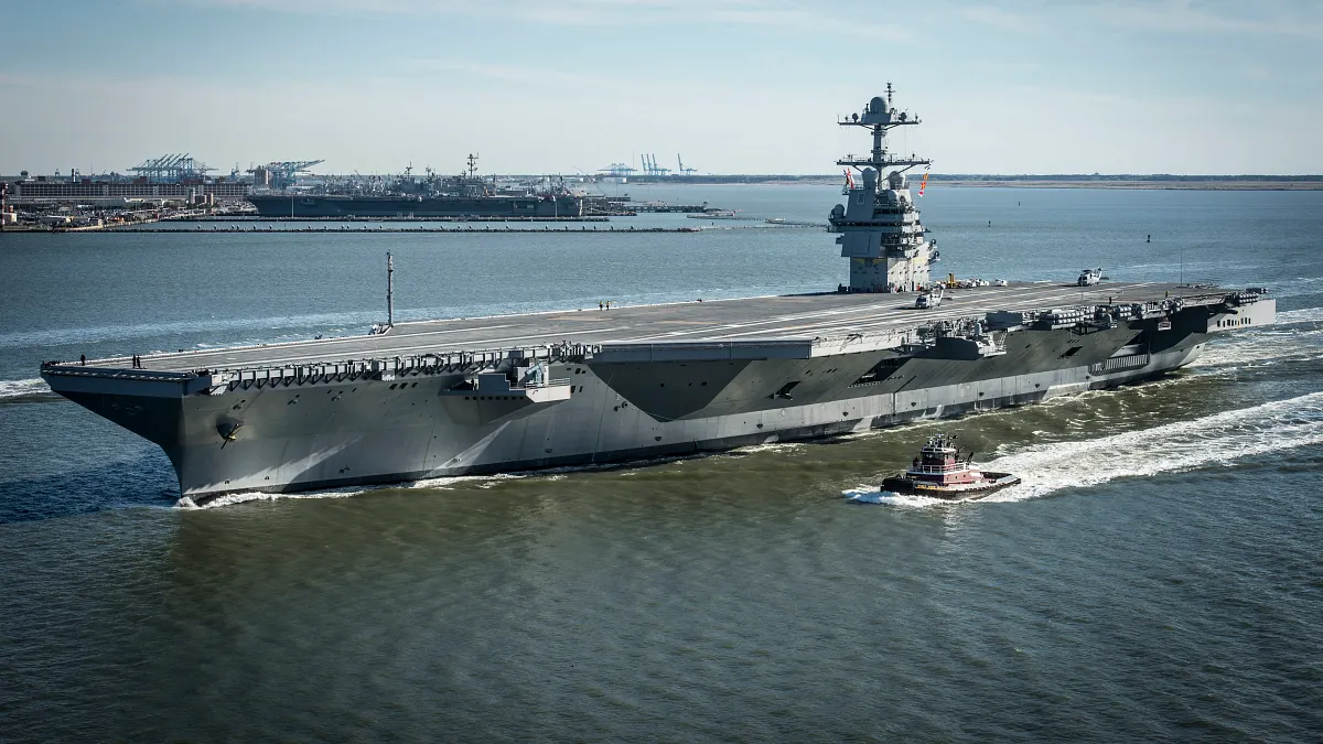 伊朗首都德黑蘭市區冒出巨大濃煙。圖為美軍最新航空母艦「福特號」(USS Gerald R. Ford)。(資料照,美聯社)