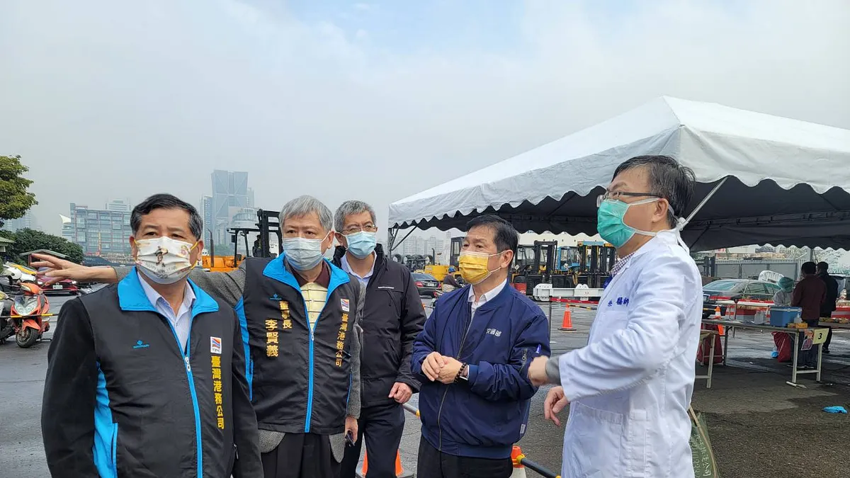 交通部常務次長祁文中今早特別南下指揮調度,並與臺灣港務股份有限公司董事長李賢義及航港局局長葉協隆進駐應變中心,同時視察港區從業人員在34號碼頭快篩站PCR篩檢作業情形。(圖/台灣港務公司提供)