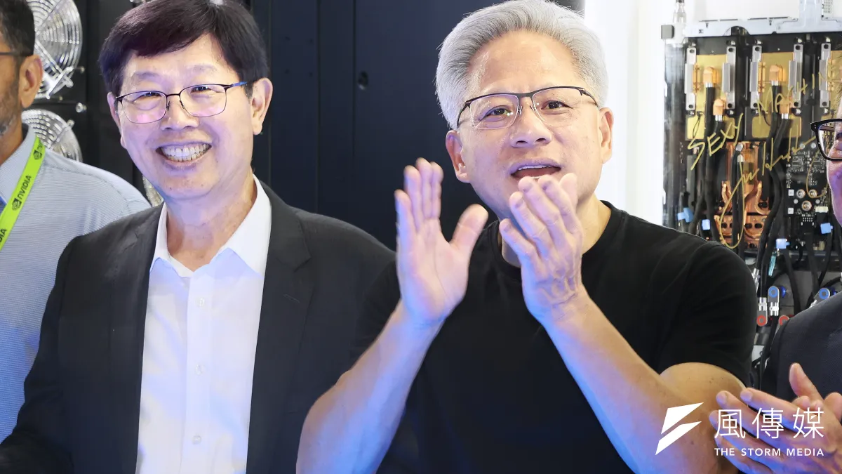輝達創辦人黃仁勳(右)對美國提出警示,表示中國在AI技術上和美國的差距非常接近。(資料照,柯承惠攝)