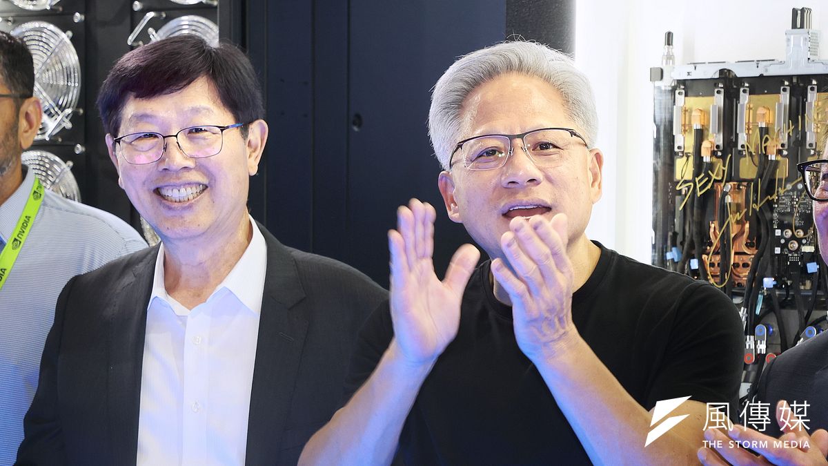 輝達創辦人黃仁勳(右)對美國提出警示,表示中國在AI技術上和美國的差距非常接近。(資料照,柯承惠攝) 輝達創辦人黃仁勳(右)對美國提出警示,表示中國在AI技術上和美國的差距非常接近。(資料照,柯承惠攝)