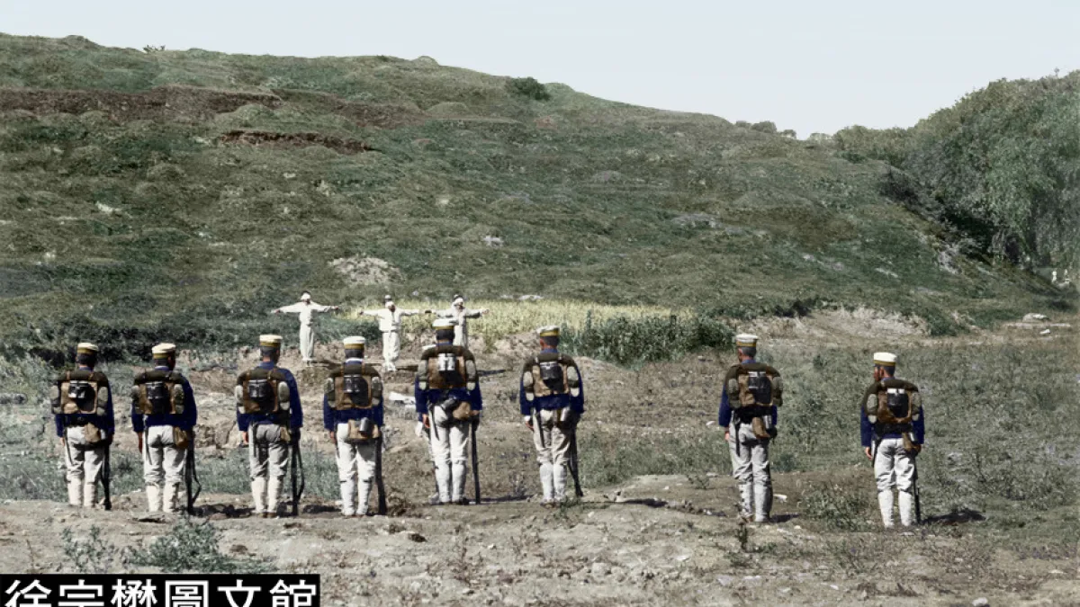 1905年,日軍對抗日的朝鮮志士進行處決,身穿白衣的朝鮮志士被蒙上雙眼,這是日軍在朝鮮犯下暴行的第一幕。(圖/徐宗懋圖文館)