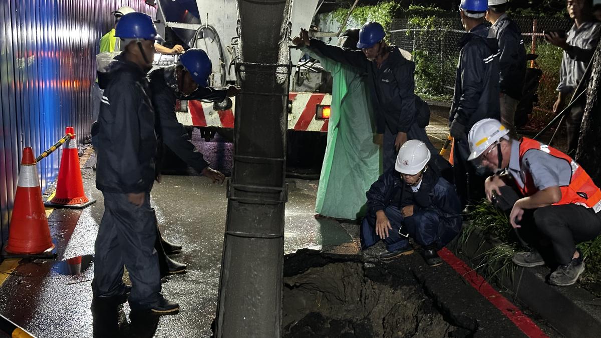 連日大雨致岡山區中山北路1處塌陷!高市捷運局漏夜搶修 今早開放通行
