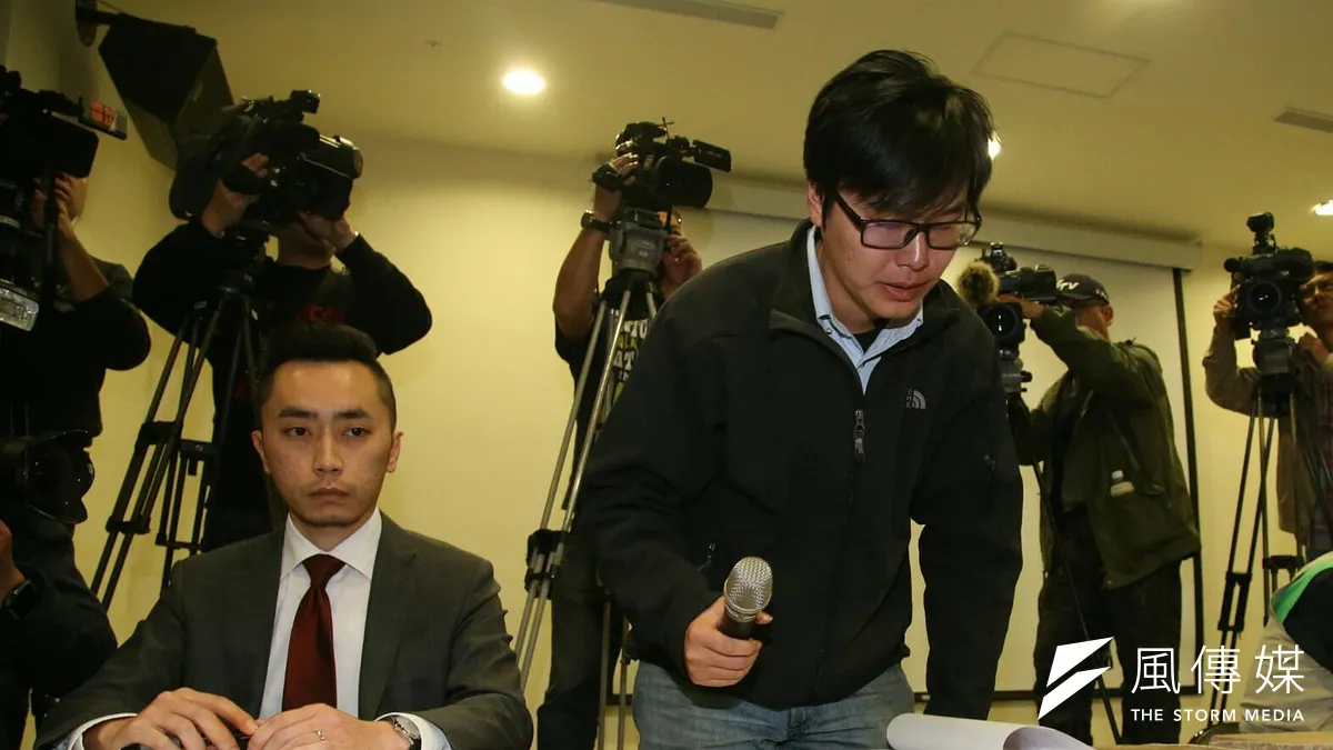 蝶戀花旅行社負責人、旅行公會代表周繼弘15日下午在二殯舉行治喪協調會,面對家屬要求說清楚出事的車子為誰所屬,周繼弘僅鞠躬代表道歉,沒有回答。(陳明仁攝)