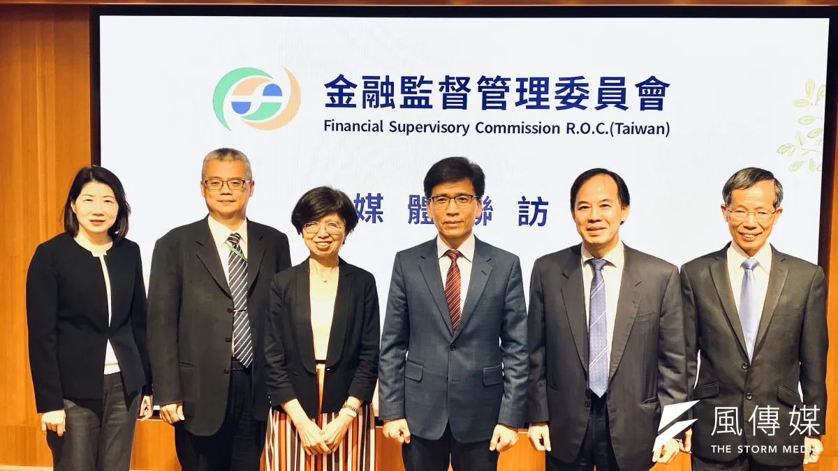 金管會綜規處長胡則華(左起)、保險局副局長林志憲、銀行局長莊琇媛、主委彭金隆、證期局長張振山、主秘蔡福隆,今(21)日下午出席媒體聯訪。(陳怡慈攝)