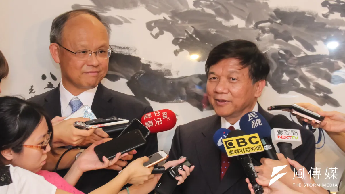 新舊經濟部長李世光(右)、鄧振中交接會議受訪 。(王德為攝)