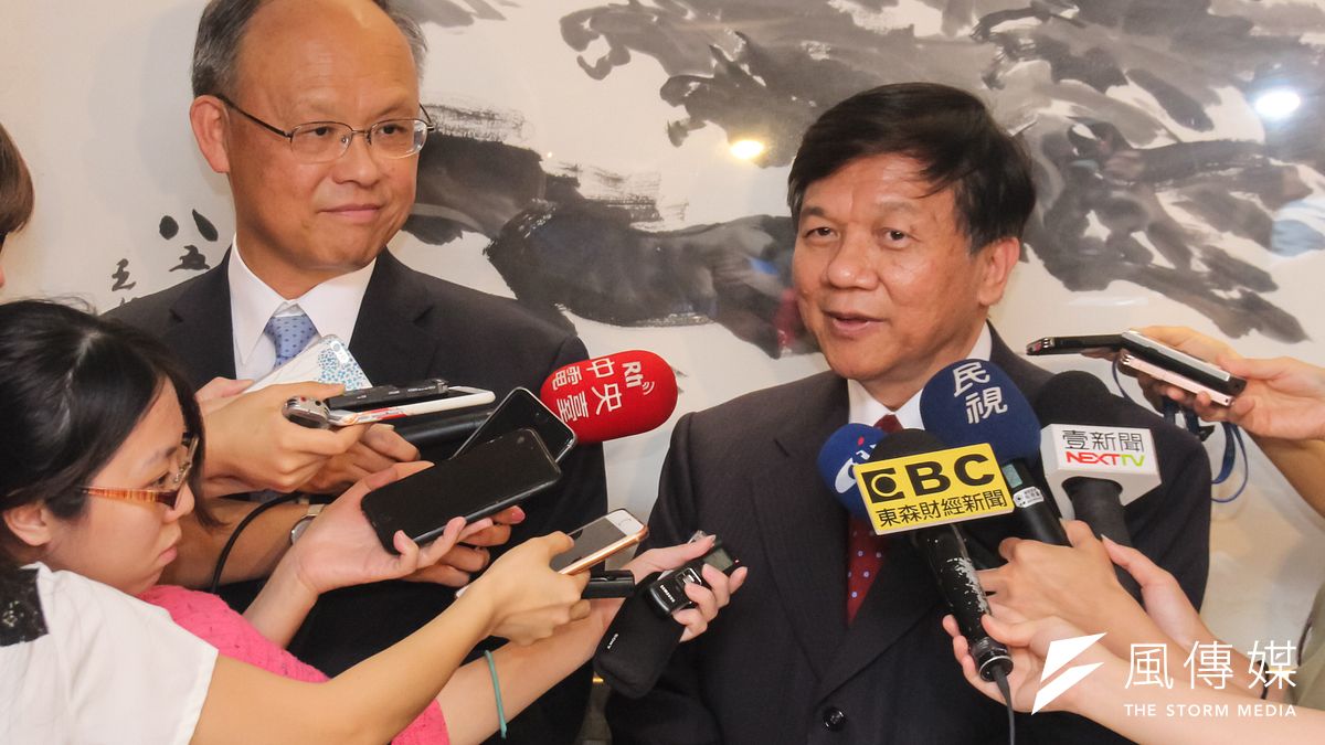 新舊經濟部長李世光(右)、鄧振中交接會議受訪 。(王德為攝) 新舊經濟部長李世光(右)、鄧振中交接會議受訪 。(王德為攝)