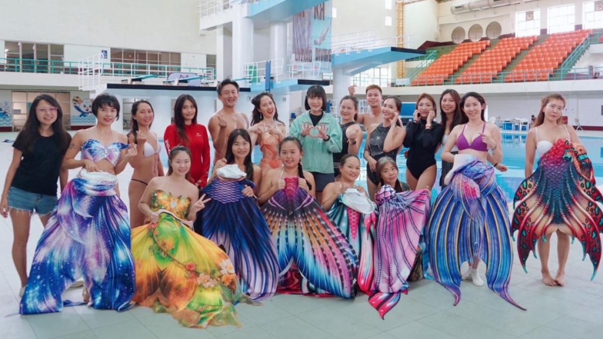 高雄國際游泳池「美人魚」現身!鄭孟洳肯定5米深水池開放 打造多元水域運動基地
