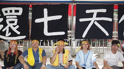 為抗議民進黨主導的國會將於22日召開的臨時會通過「刪除7天國定假日」與「一例一休」,「2016工人鬥總統」多位成員19日在立法院前開始絕食抗議。(曾原信攝)