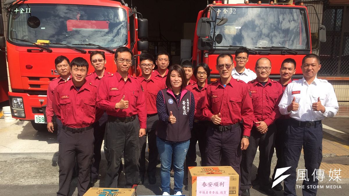高雄市議員黃香菽攜帶水果、泡麵及礦泉水,感謝消防隊員春節期間執勤辛勞。(圖/徐炳文攝) 高雄市議員黃香菽攜帶水果、泡麵及礦泉水,感謝消防隊員春節期間執勤辛勞。(圖/徐炳文攝)
