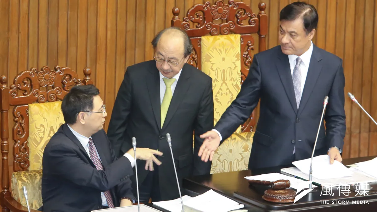 近日民進黨立院總召柯建民委員因主張另立專法處理同志婚姻合法化的問題,遭網友發起連署罷免,作者認為,罷免制度固然有助鞏固直接民權,避免民選官員或民意代表當選後濫權,但是罷免同樣也可能成為政治惡鬥的工具,或是落選者捲土重來的機會之窗。作者認為,罷免制度固然有助鞏固直接民權,避免民選官員或民意代表當選後濫權,但是罷免同樣也可能成為政治惡鬥的工具,或是落選者捲土重來的機會之窗。(資料照,陳明仁攝)