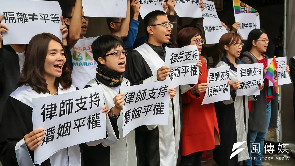 律師界今(27)日下午於立法院召開「律師界支持修民法」記者會,宣示支持修正《民法》草案、反對另立專法的立場。(顏麟宇攝) 律師界今(27)日下午於立法院召開「律師界支持修民法」記者會,宣示支持修正《民法》草案、反對另立專法的立場。(顏麟宇攝)