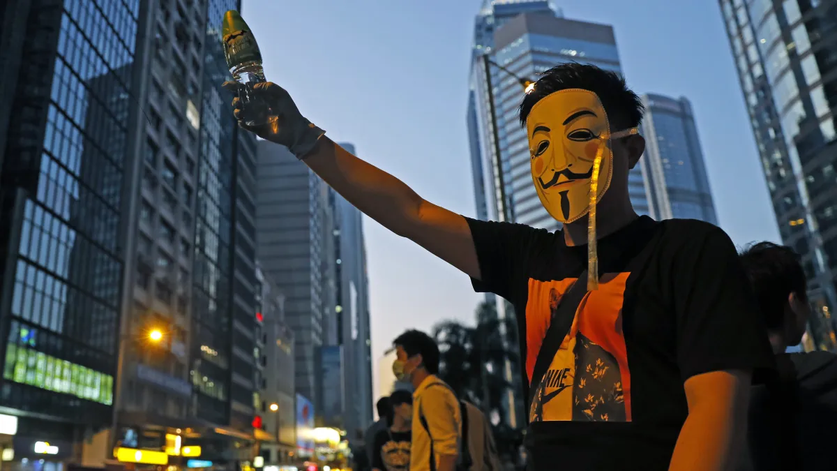 香港禁蒙面法通過,示威愈演愈烈。(AP)