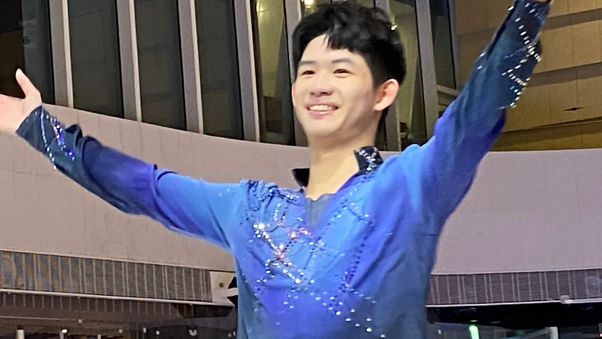 2025年12月8日、アリアンツ生命の記者会見で華麗な演技を披露するフィギュアスケートの李宇翔選手。(写真/陳怡慈撮影)
