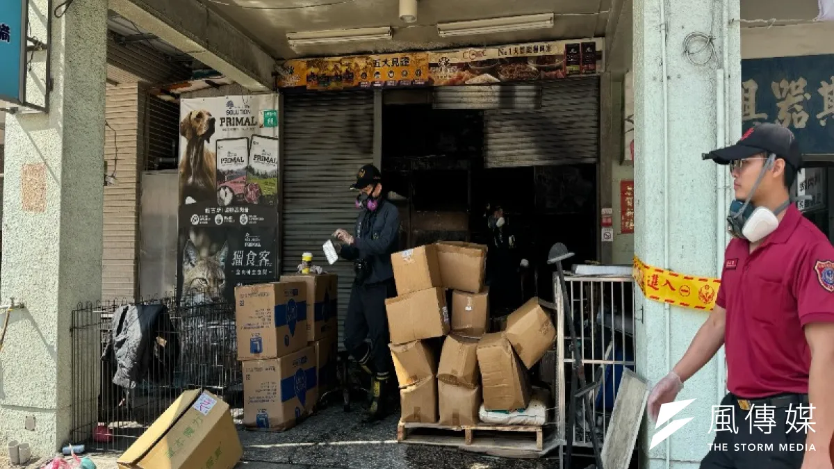 台南深夜寵物店火警,現場仍有濃濃惡臭。(圖/記者李東陞攝)