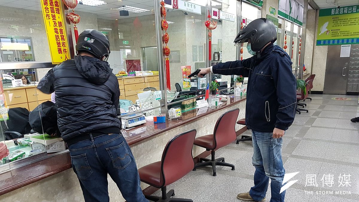 新竹東門郵局18日實施「員工自衛編組防搶演練」,兩名歹徒持槍闖入行搶,情境十分逼真。(圖/方詠騰攝) 新竹東門郵局18日實施「員工自衛編組防搶演練」,兩名歹徒持槍闖入行搶,情境十分逼真。(圖/方詠騰攝)