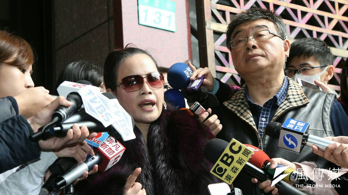 新黨不分區立委候選人邱毅(右)陪同矩心公司負責人林秀娟(左),兩人控告蔡英文與陳其邁妨礙名譽。(陳明仁攝) 新黨不分區立委候選人邱毅(右)陪同矩心公司負責人林秀娟(左),兩人控告蔡英文與陳其邁妨礙名譽。(陳明仁攝)