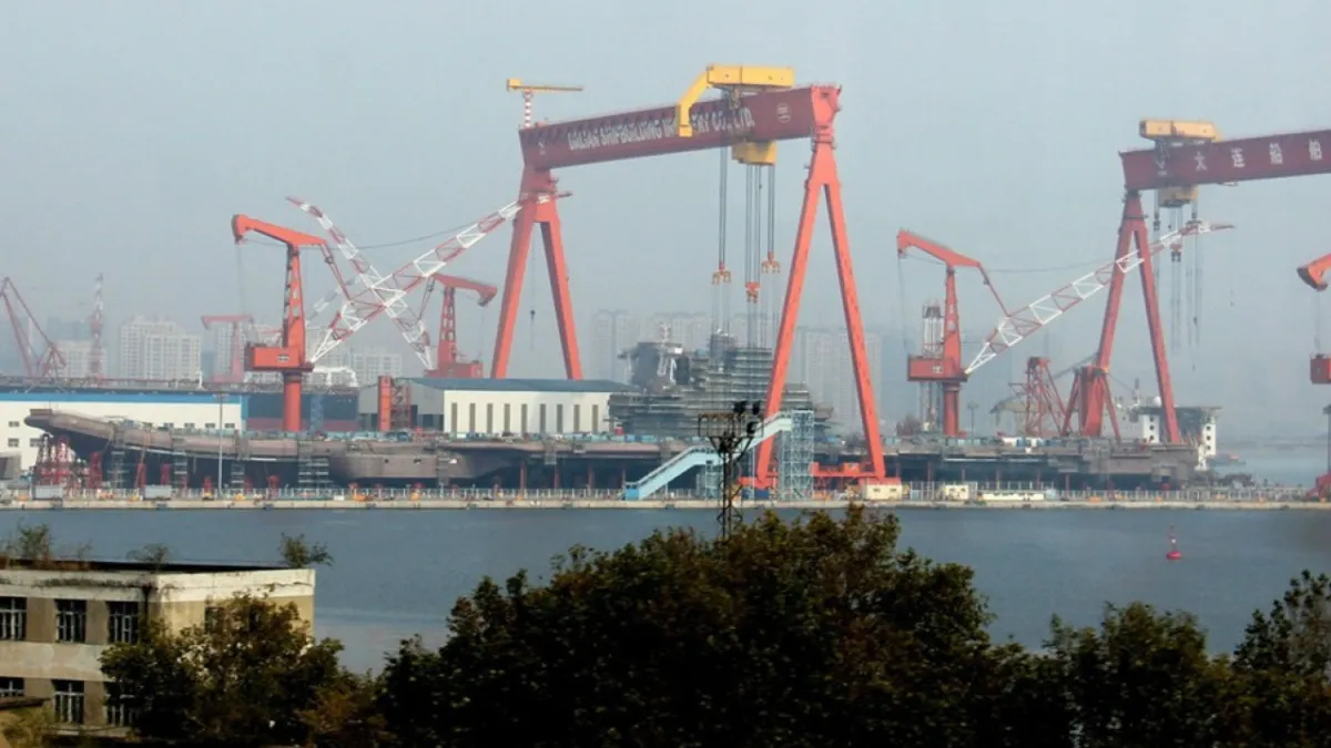 興建中的解放軍001A型航空母艦(取自網路)